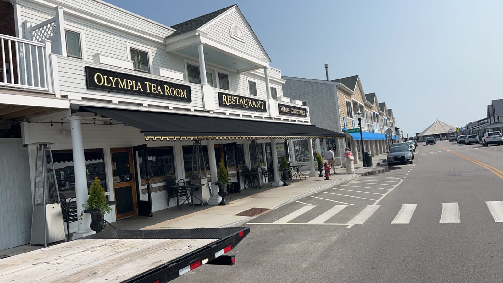 Retractable awning — Olympia style