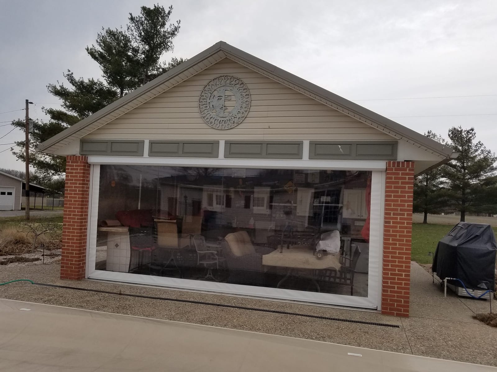 Motorized screen installation