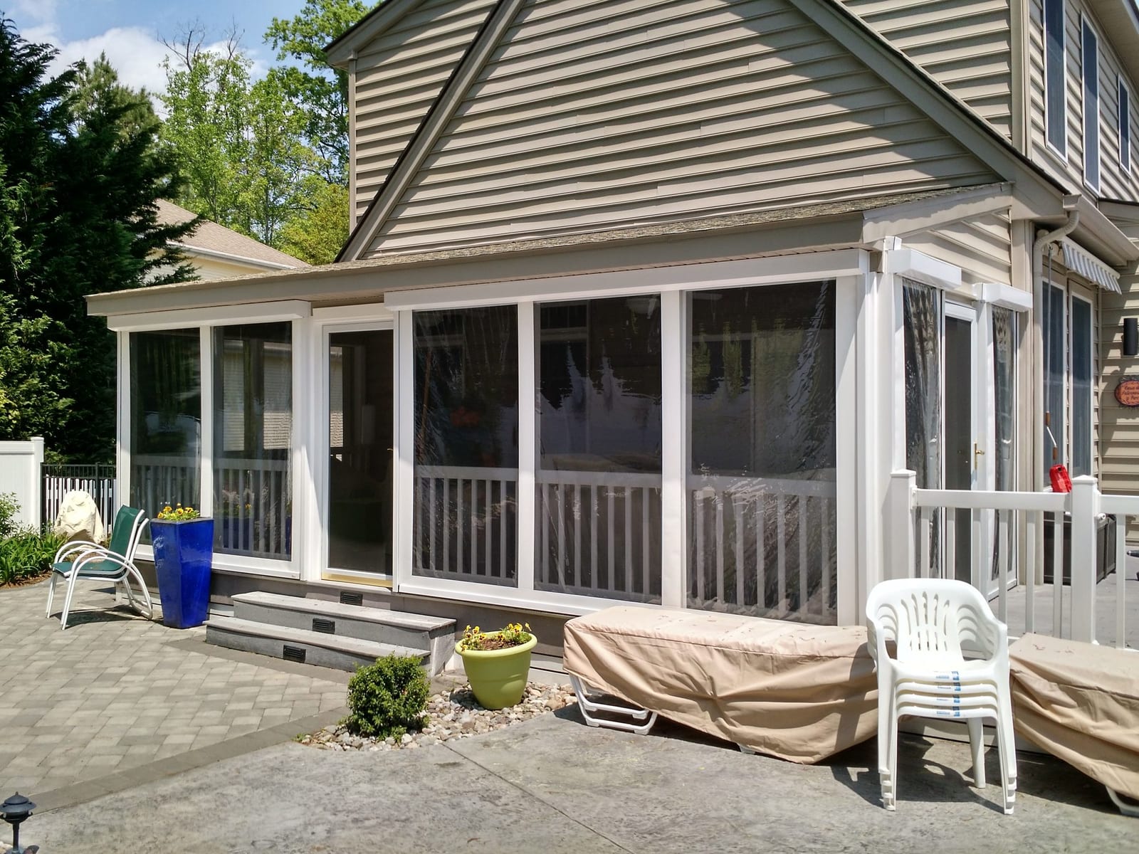 Motorized screen enclosure